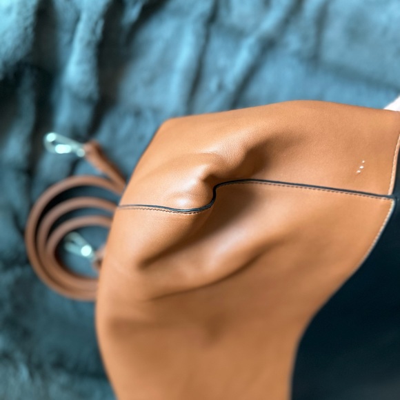 Simons Tote with Pouch (Free with purchase worth $200 or more) - Picture 7 of 7